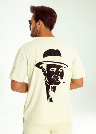 Tył beżowego t-shirtu OFF od Ricco&Bella z dużym nadrukiem twarzy mężczyzny w kapeluszu.