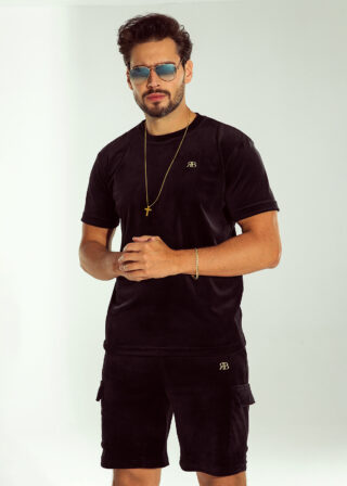 Męski zestaw Soft Ricco&Bella – czarny welur, klasyczny krój, szorty z kieszeniami cargo. Styl i komfort w rozmiarach S–XXL.