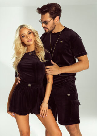 Para w czarnych welurowych kompletach Ricco&Bella. Stylowy zestaw dla niej i dla niego z połyskującego materiału, rozmiary męskie od S do XXL.