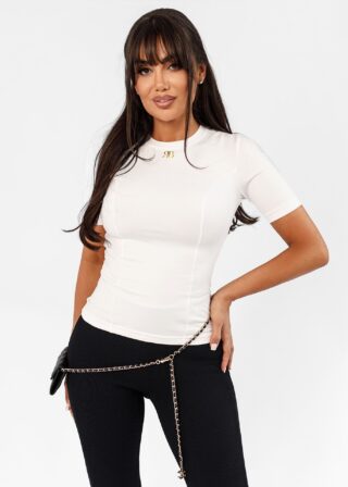 Modelka w białym t-shircie Mono Ricco&Bella na wprost