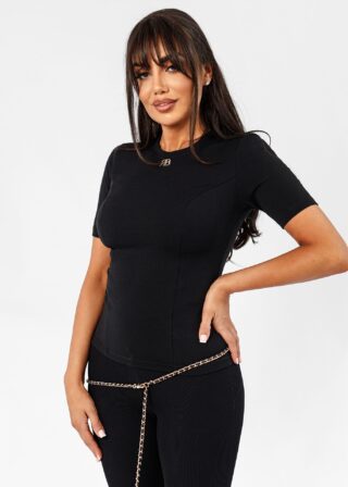 Modelka w czarnym t-shircie Mono Ricco&Bella na wprost